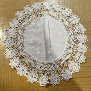 Vintage pretty dainty round hand crochet European dollie/ mat. Plz see pictures
